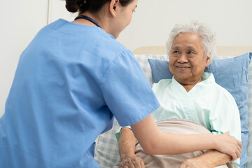Obraz premium Asian doctor checking and treat elderly woman patient health in hospital.