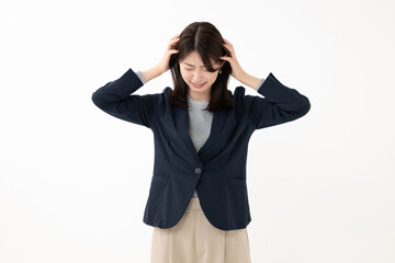 考えるビジネスウーマン