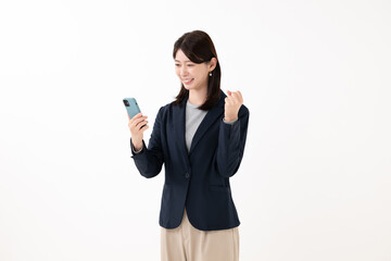 スマホを見て喜ぶ女性