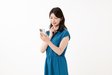 Fototapeta premium スマホを持つ女性