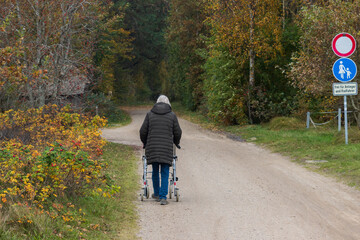 Frau geht mit Rollator, Mobilität, barrierefrei