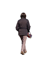 Femme senior vue de dos marchant en automne, manteau fonc&eacute;, pantalon beige, bottines, sac color&eacute; &agrave; l&rsquo;&eacute;paule, cheveux courts bruns
