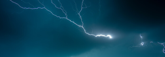 Dramatischer Blitz am Nachthimmel – Naturgewalt bei Gewitter mit elektrisierendem Lichtspiel, eingefangen in einer weiten Panoramaaufnahme mit dunklem Himmel und starkem Kontrast