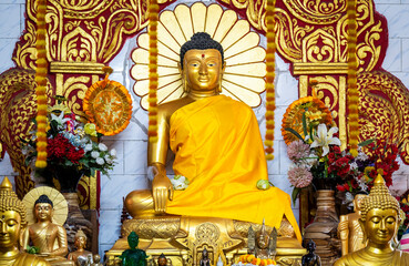 Fototapeta premium buddha statue in buddhist temple