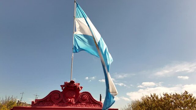 bandera argentina flameando cielo zul