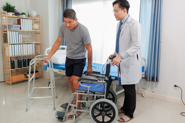 Obraz premium A healthcare professional assists a senior patient with mobility exercises during a rehabilitation session, highlighting physical therapy, elderly care, and recovery support.