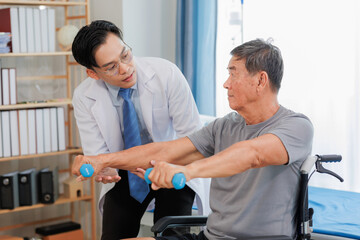 Obraz premium Patient with weak arm muscles doing light dumbbell exercises during physical therapy to regain strength and support physical recovery.