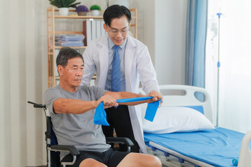 Obraz premium A patient performs resistance band exercises as part of a consistent physical therapy routine, closely monitored by a healthcare provider for safe and effective rehabilitation.