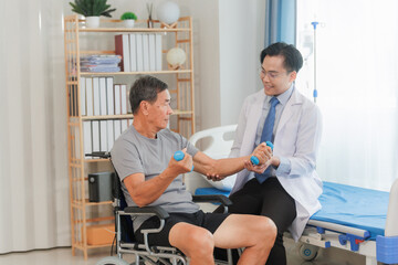 Obraz premium Patient with weak arm muscles doing light dumbbell exercises during physical therapy to regain strength and support physical recovery.