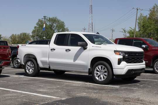 Chevrolet Silverado 1500 DBL Custom 4WD display. Chevy offers the Silverado 1500 with a 2.7L Turbomax engine. MY:2024