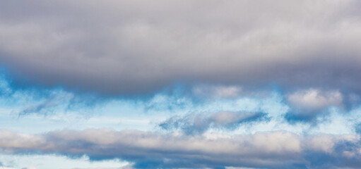 Obraz premium Blue sky wih layers of grey clouds
