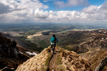 Femme randonneuse contemple le paysage