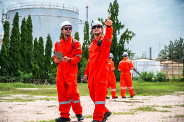 Obraz premium Male crude oil refinery engineer team working in petrochemical plant