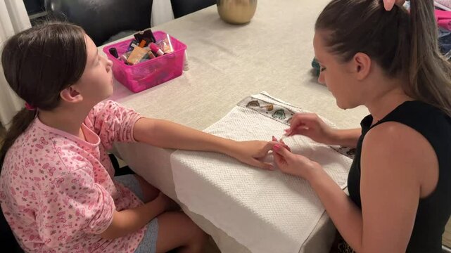 m&atilde;e faz unha manicure da filha 