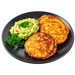 Drei vegane Süßkartoffel-Zucchini-Puffer mit Avocado-Dip und Chiliflocken, serviert auf schwarzem Teller, isoliert auf weißem Hintergrund“