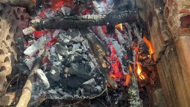 fogo de ch&atilde;o com lenha e carv&atilde;o 