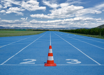 Pista di atletica con vista dalla partenza e con lo sfondo di montagne