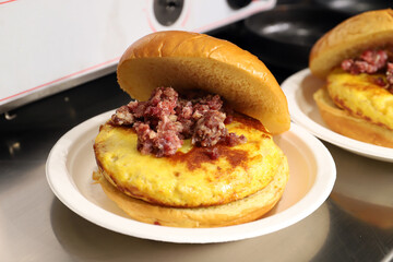 hamburguesa de tortilla de patata con carne picada en pan brioche