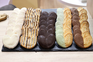 palmeras de chocolate en el mostrador de la pastelería