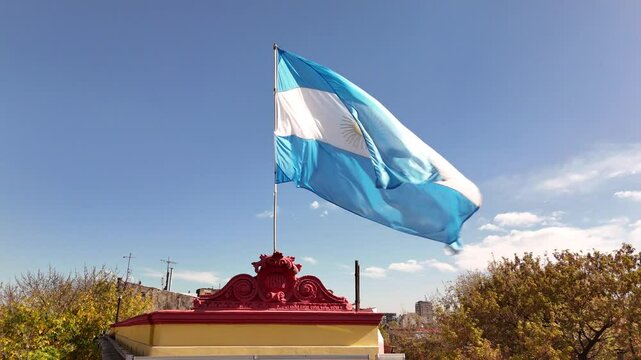 bandera argentina flameando cielo zul