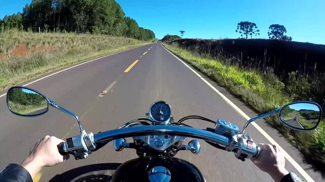 viagem de moto na estrada 