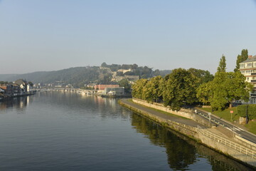 Reflet dans la Meuse au matin en direction du Grognon à Namur 