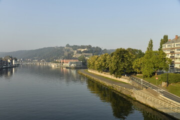 Reflet dans la Meuse au matin en direction du Grognon à Namur 