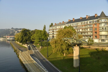 Parc le long de la Meuse en zone résidentielle à Namur 