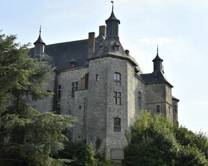 L'imposant château-fort sur un promontoire rocheux dominant le village d'Écaussinnes-Lalaing 