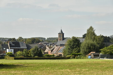 Au loin l'église Sainte-Aldegonde au centre historique d'Écaussinnes-Lalaing 