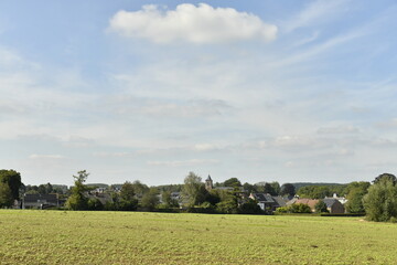 La campagne au printemps et au loin le village d'Écaussinnes-Lalaing 