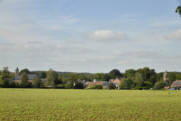 La campagne au printemps et au loin le village d'Écaussinnes-Lalaing 