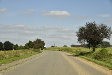 Route de campagne sous un ciel bleu à Ghislenghien (Ath) 