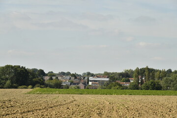 La campagne au printemps et au loin le village d'Écaussinnes-Lalaing 