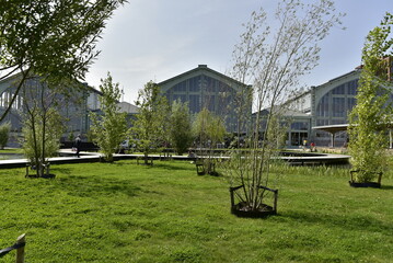 Le parc derrières les halls d'expositions sur le site de Tour et Taxis à Bruxelles 