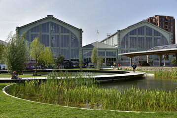 Le parc derrières les halls d'expositions sur le site de Tour et Taxis à Bruxelles 