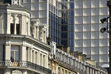 Contraste entre l'architecture néo-classique du 1ème siècle des immeubles et le building moderne de verre au centre historique de Bruxelles 