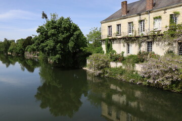 La rivière le Loir dans la ville, ville de Montoire sur le Loir, département du Loir et Cher, France