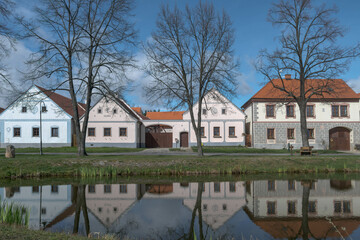 Häuserzeile in Hollschowitz - Holašovice, Tschechien © driendl