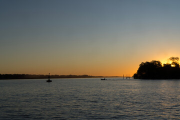 Atardecer en el rio parana