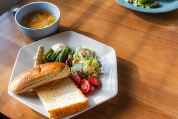 朝の光と野菜たっぷり洋朝食プレート