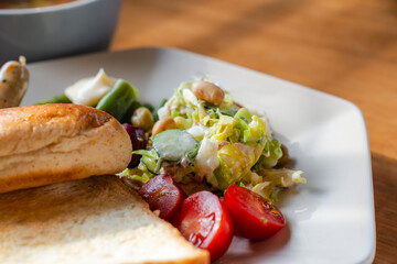 朝の光と野菜たっぷり洋朝食プレート