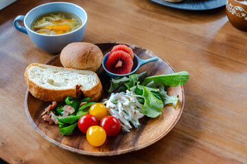 彩り野菜とパンの朝食プレート