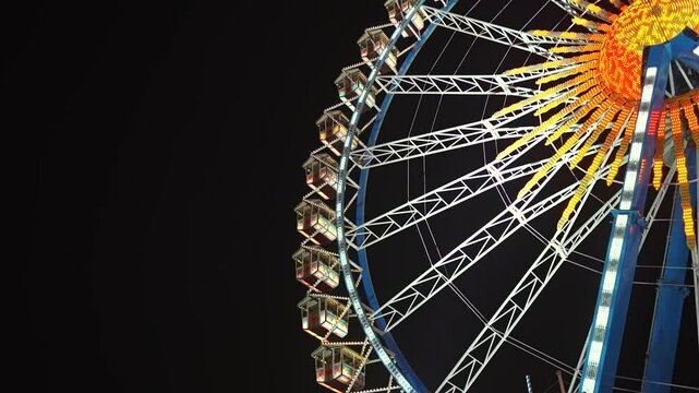 Germany, Munich. Ferris wheel with night lighting at amusement park during Oktoberfest beer festival in Munich, Bavaria, Germany. Riesenrad bei Nacht in Freizeitpark auf Oktoberfest. 