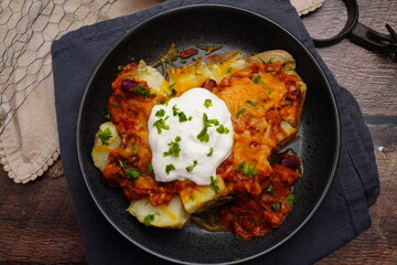 brisket, smoked, chili, cheese, potato, chives, smoker, plate, dinner, meat, meal, supper, sauce, red, brown, black, green, white, dish, food, beef, cuisine, delicious, lunch, appetizer, tomato, baked