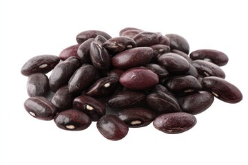 Obraz premium A close-up shot of a pile of dark-purple kidney beans against a white background.