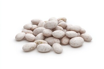 Obraz premium A close-up shot of a pile of dried white beans against a white background.