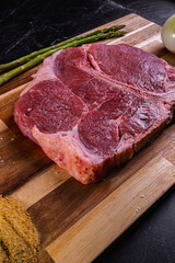 Close up de filete de carne de res con verduras