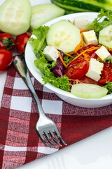 Insala con pomodori, formaggio e caroselli