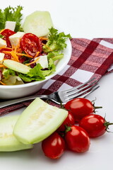 Insalata con pomodori, formaggio e caroselli
